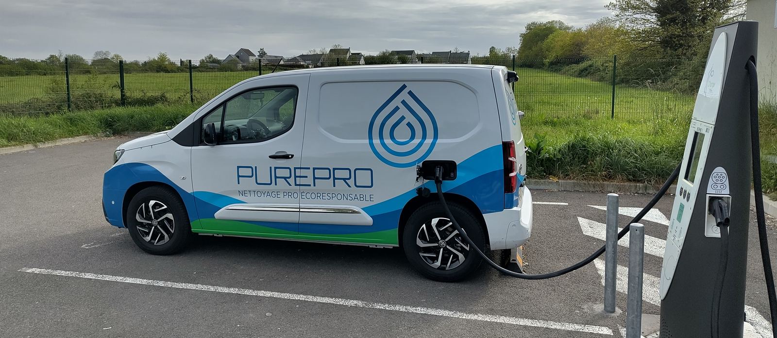 Utilitaire électrique PurePro branché à une borne de recharge publique en Loire-Atlantique